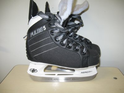 (31) Beg Skridskor Pulse 5 i fint skick